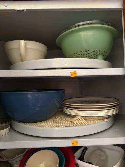 CONTENTS OF CUPBOARD INCL. DISHES AND DRINKING GLASSES
