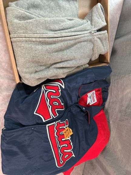 CLEVELAND INDIANS COAT -L & MEN’S ZIP-UP - M