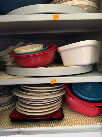 CONTENTS OF CUPBOARD INCL. DISHES AND DRINKING GLASSES