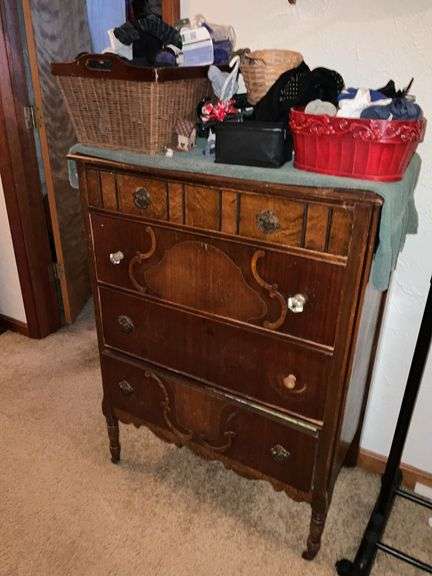 DRESSER WITH CONTENTS AND CLOTHES RACK