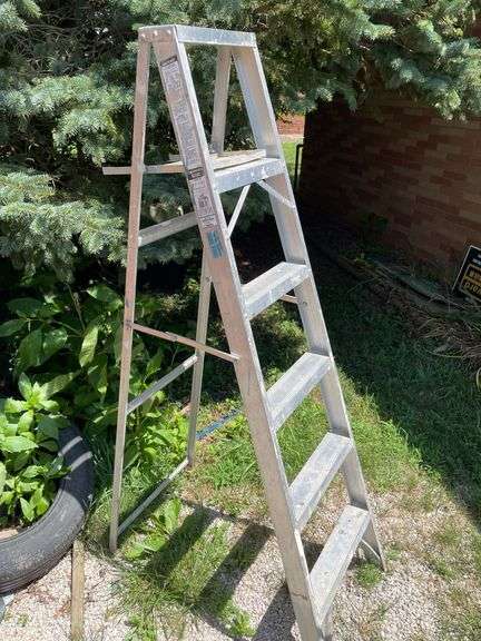 ALUMINUM 6' STEP LADDER