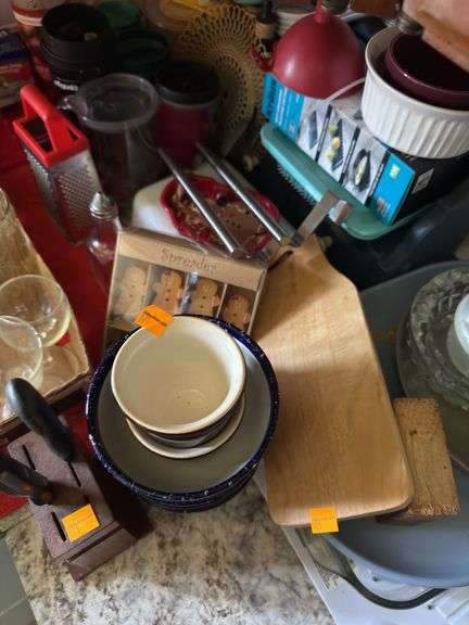 DRINKING GLASSES, KNIVES, DISH DRAINER AND KITCHEN ITEMS