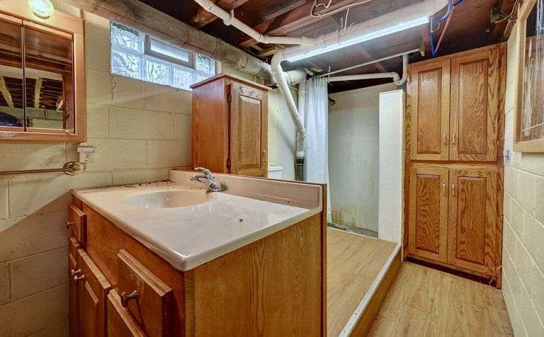 Absolute Home & Outbuildings on 3.75 Acres