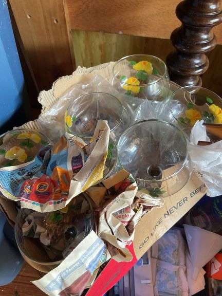 TOTE OF KITCHEN ITEMS, WASH CLOTHS AND BATH BOMBS