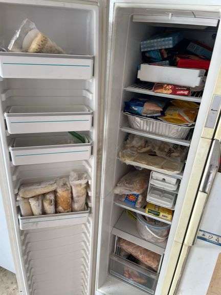 AMANA REFRIDGERATOR/FREEZER COMBO WORKS WELL.