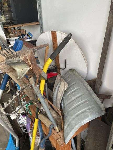 ASSORTMENT OF YARD TOOLS