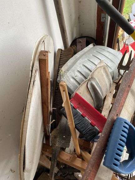 ASSORTMENT OF YARD TOOLS