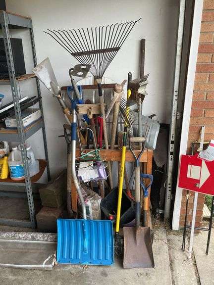 ASSORTMENT OF YARD TOOLS