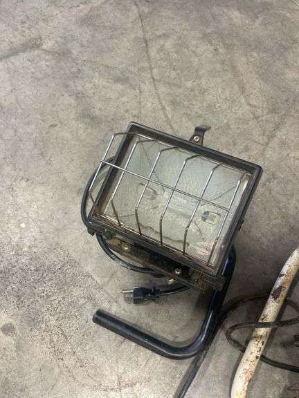 (2) work lights on stands