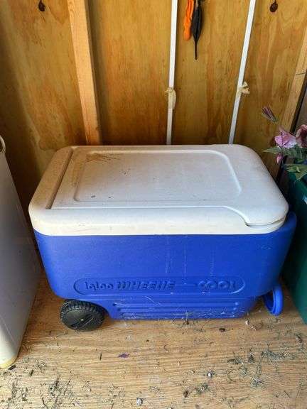 ROLLING IGLOO COOLER CHEST
