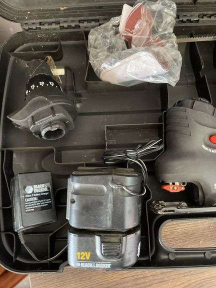 BLACK & DECKER PAIR OF SANDERS