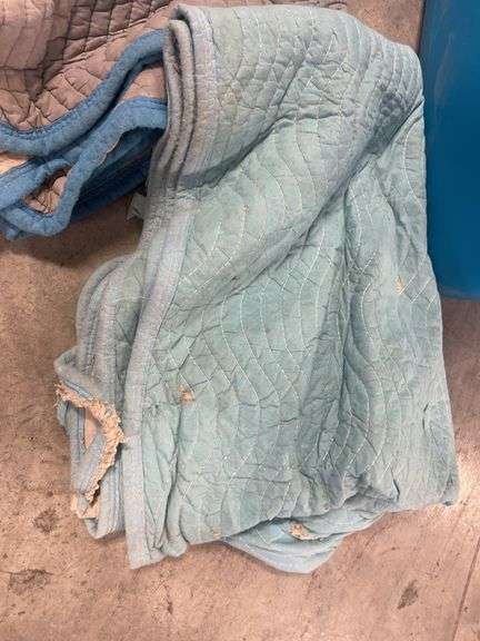 Tote of (5) furniture blankets