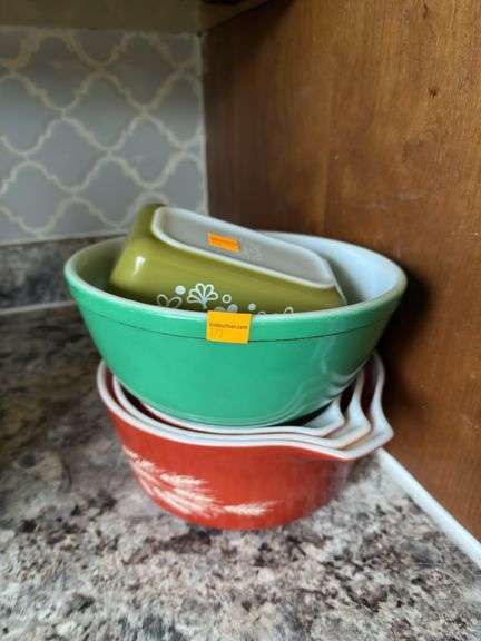 VINTAGE PYREX DISHES ASSORTMENT