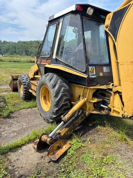 Caterpillar 416B Backhoe , 4x4 ( right side door window cracked ) Runs Good