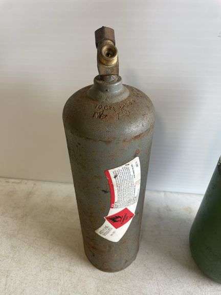Compressed oxygen and dissolved acetylene