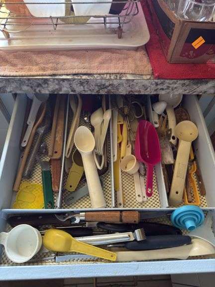 CUPBOARD OF GLASSWARE INCL. SEVERAL PYREX PANS