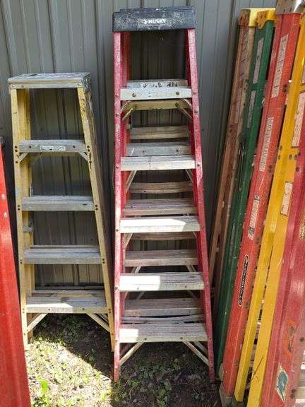 6 FOOT HUSKY FIBERGLASS STEP LADDER