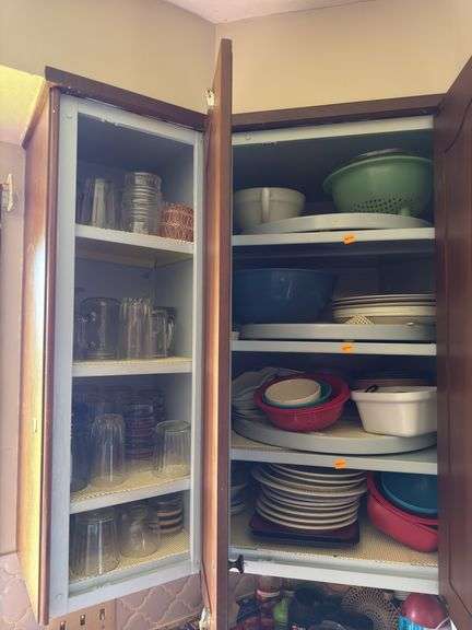CONTENTS OF CUPBOARD INCL. DISHES AND DRINKING GLASSES