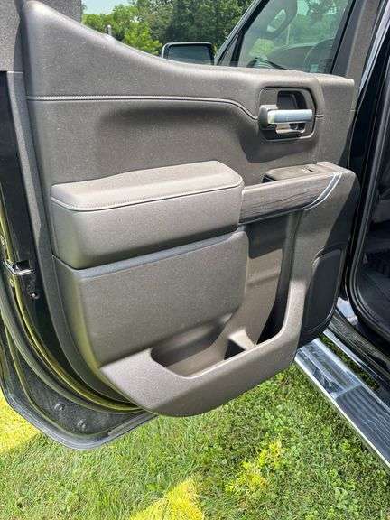 2021 Chevrolet 1500 LTZ , 4x4 ,Only 31,000 miles ,Leer Hard Top Bed Cover , Sharp !