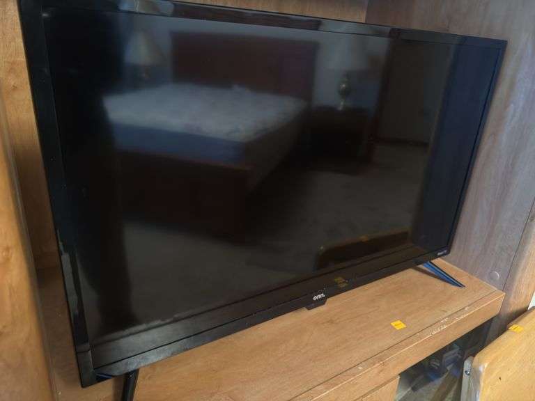 ENTERTAINMENT CENTER W/TV, MOVIES, AND FOLDING TV TRAY