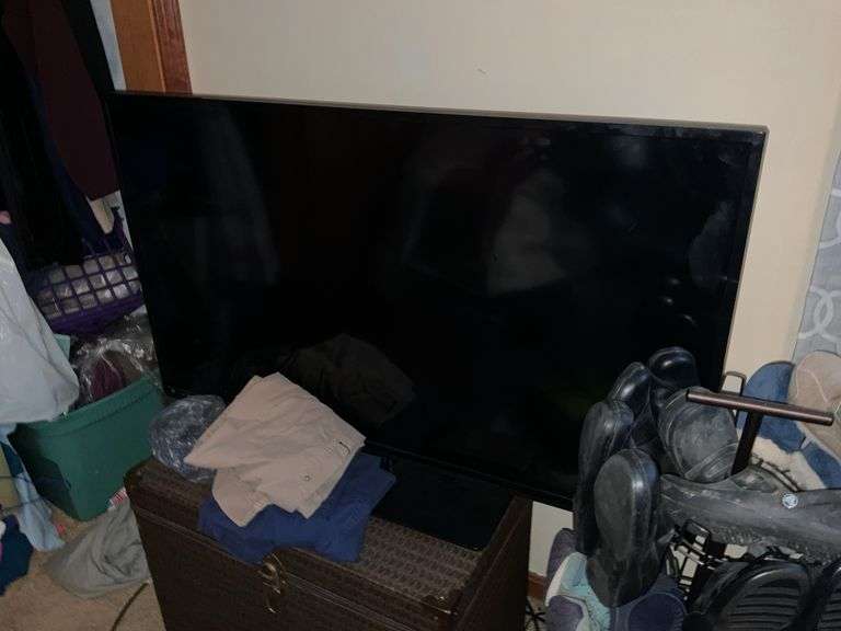 TV, WICKER-STYLE CHEST, AND SHOE RACK W/SHOES