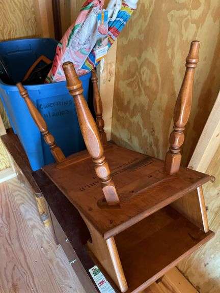 END TABLE, MAGAZINE RACK, STOOL-BENCH, TOTE WITH CONTENTS