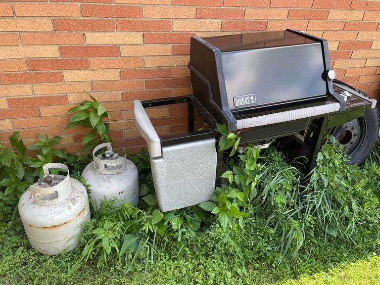 WEBER GAS GRILL WITH 2 PROPANE TANKS