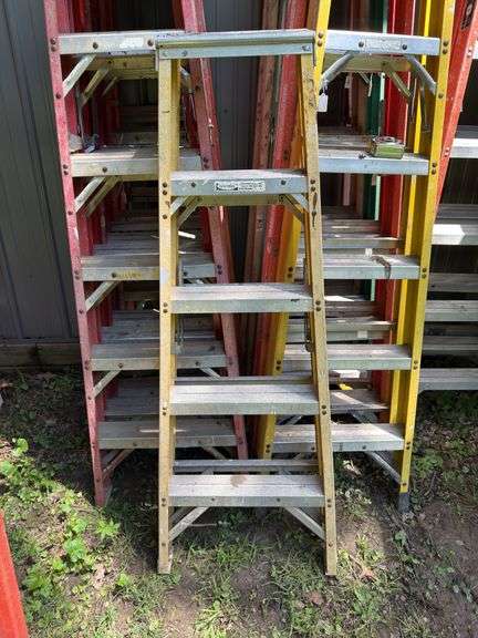 5 FOOT WERNER FIBERGLASS STEP LADDER