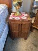 QUEEN BED W/PAIR OF NIGHTSTANDS AND PAIR OF BRASS LAMPS