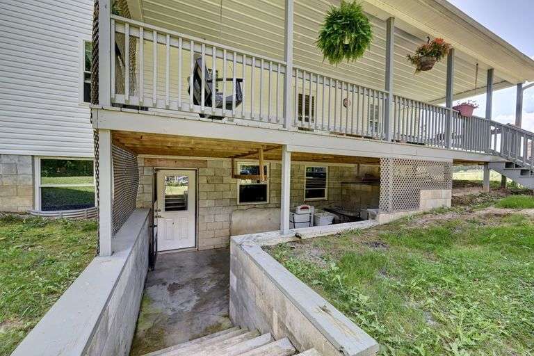 Spacious 6 Bedroom Home & Barn