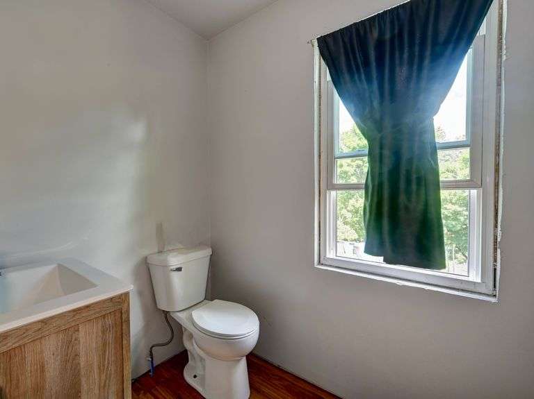 Spacious 6 Bedroom Home & Barn