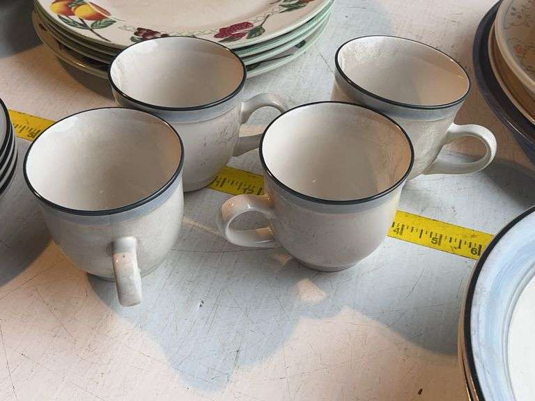 Crowning Fashion Dinnerware and Other Plates