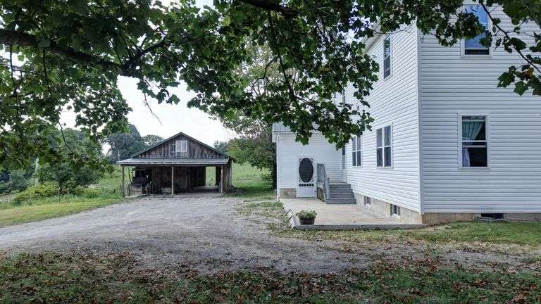 Spacious 6 Bedroom Home & Barn