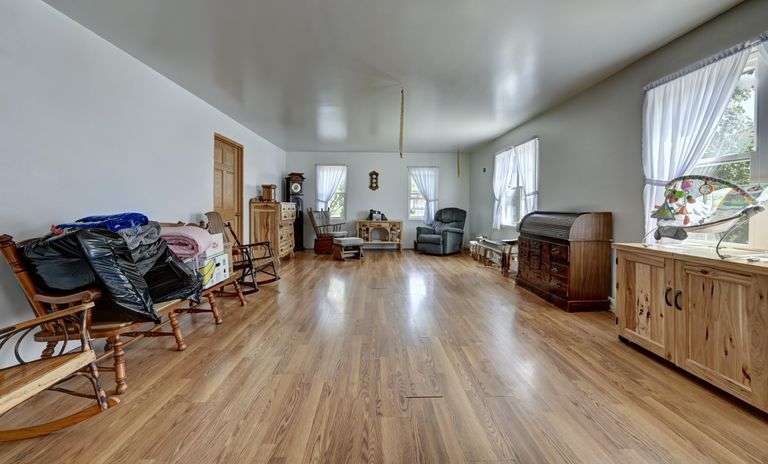 Spacious 6 Bedroom Home & Barn