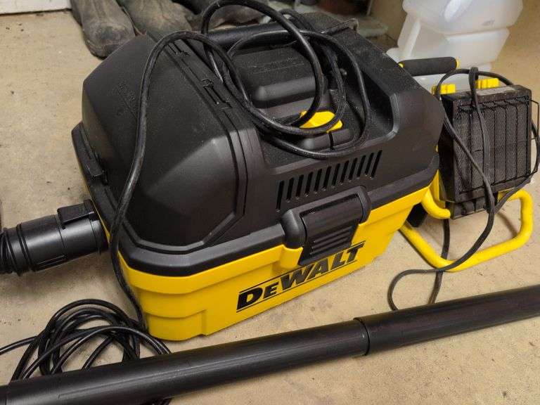 DeWalt 4 gallon wet/dry vac and Holmes work light