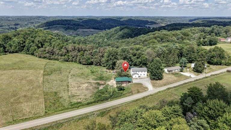 Spacious 6 Bedroom Home & Barn