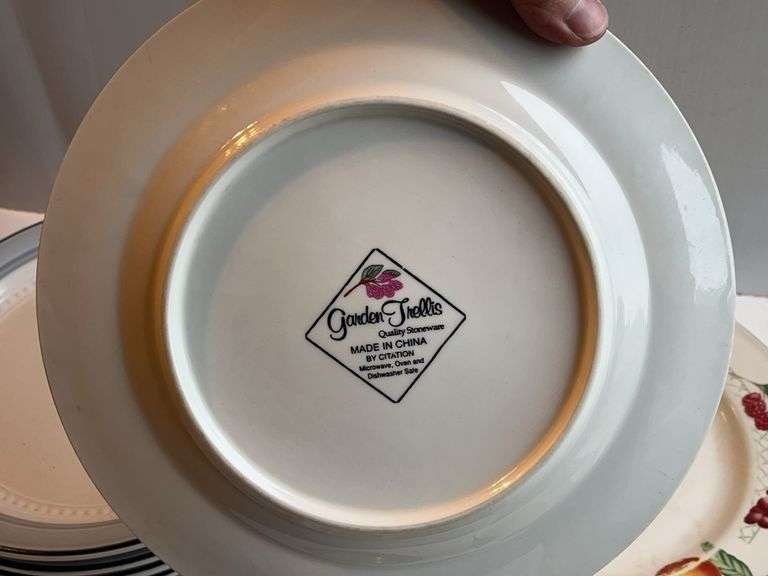 Crowning Fashion Dinnerware and Other Plates