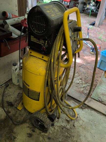 DeWalt 15 gallon air compressor - 200 PSI