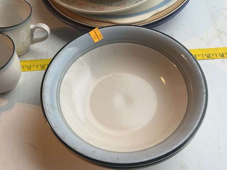 Crowning Fashion Dinnerware and Other Plates