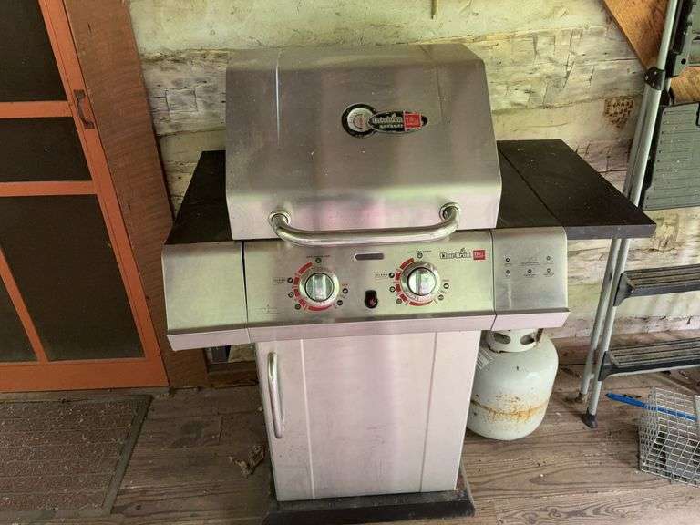 Char-Broil Gourmet grill with propane tank