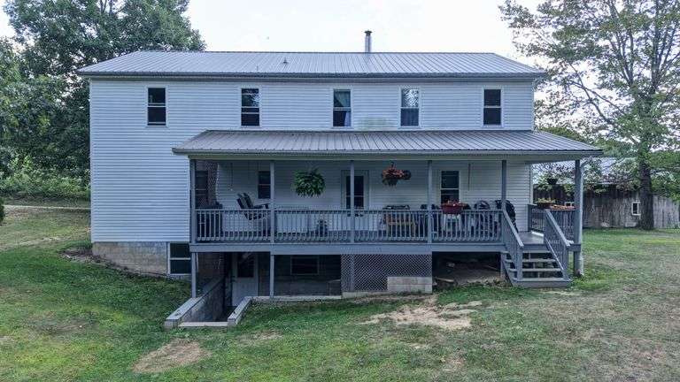 Spacious 6 Bedroom Home & Barn
