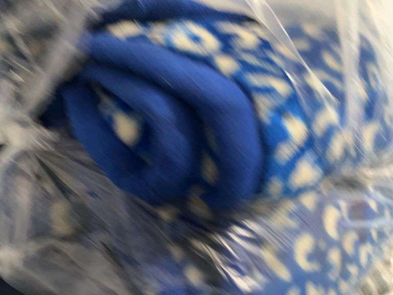 Tote w/ 3 blankets