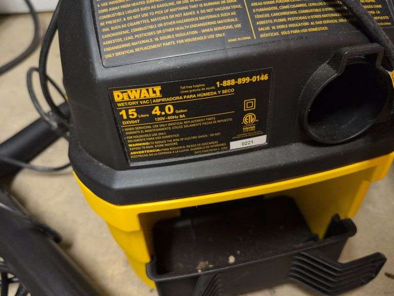 DeWalt 4 gallon wet/dry vac and Holmes work light