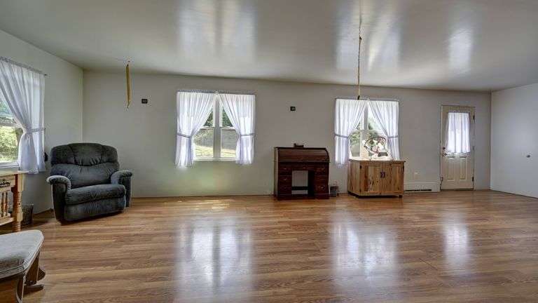 Spacious 6 Bedroom Home & Barn