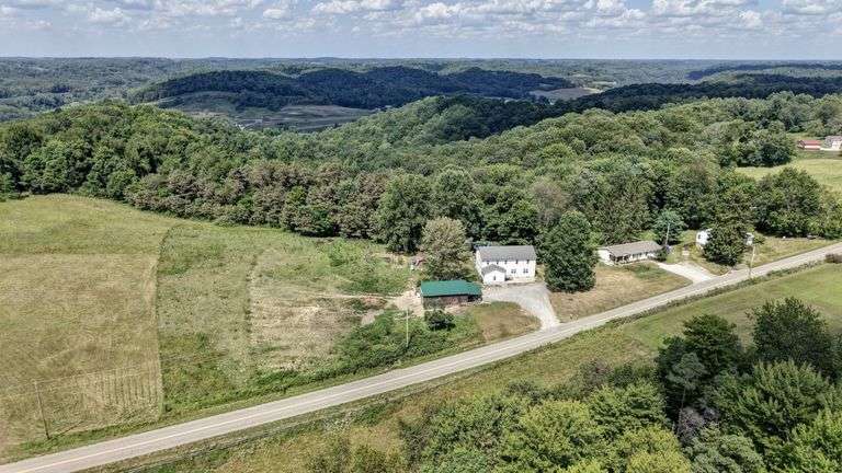 Spacious 6 Bedroom Home & Barn