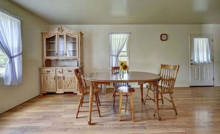 Spacious 6 Bedroom Home & Barn
