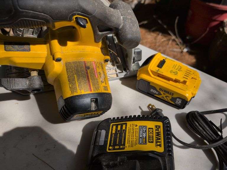 DeWalt 6.5" circular saw with battery and charger