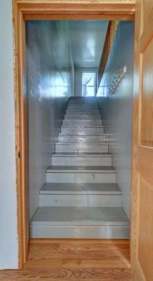 Spacious 6 Bedroom Home & Barn