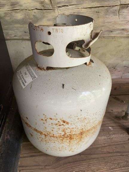 Char-Broil Gourmet grill with propane tank