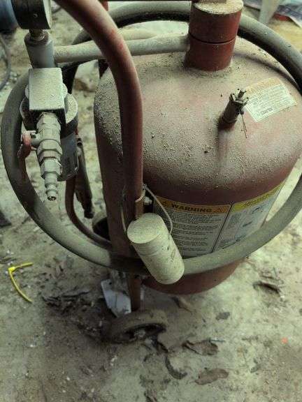 Clarke 10 gallon abrasive blaster